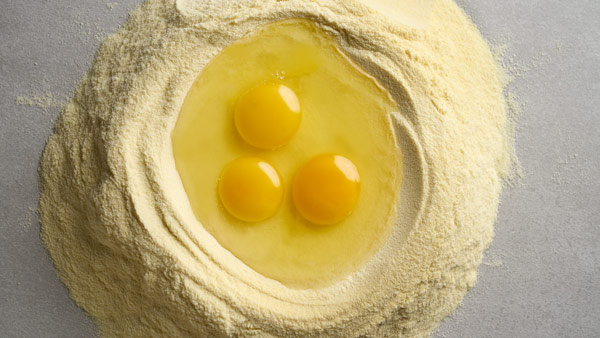 Eier und Hartweizengrieß